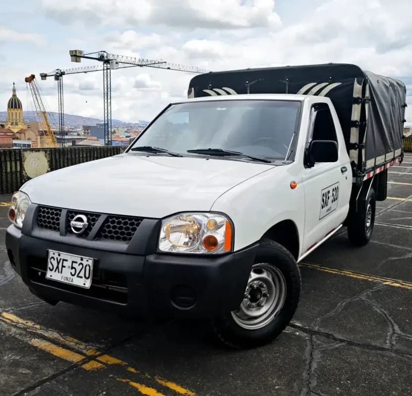 Nissan Frontier Estacas — vista principal